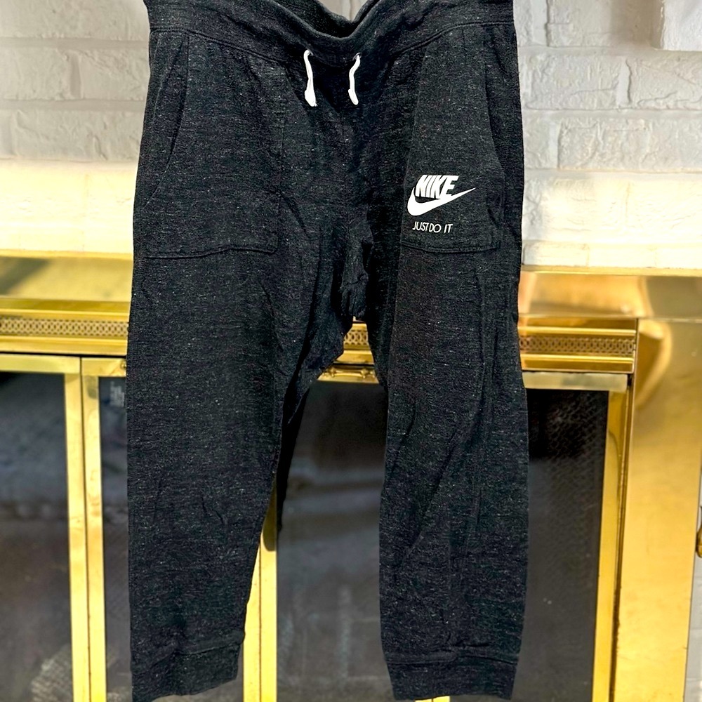 Nike cropped pant with pockets
